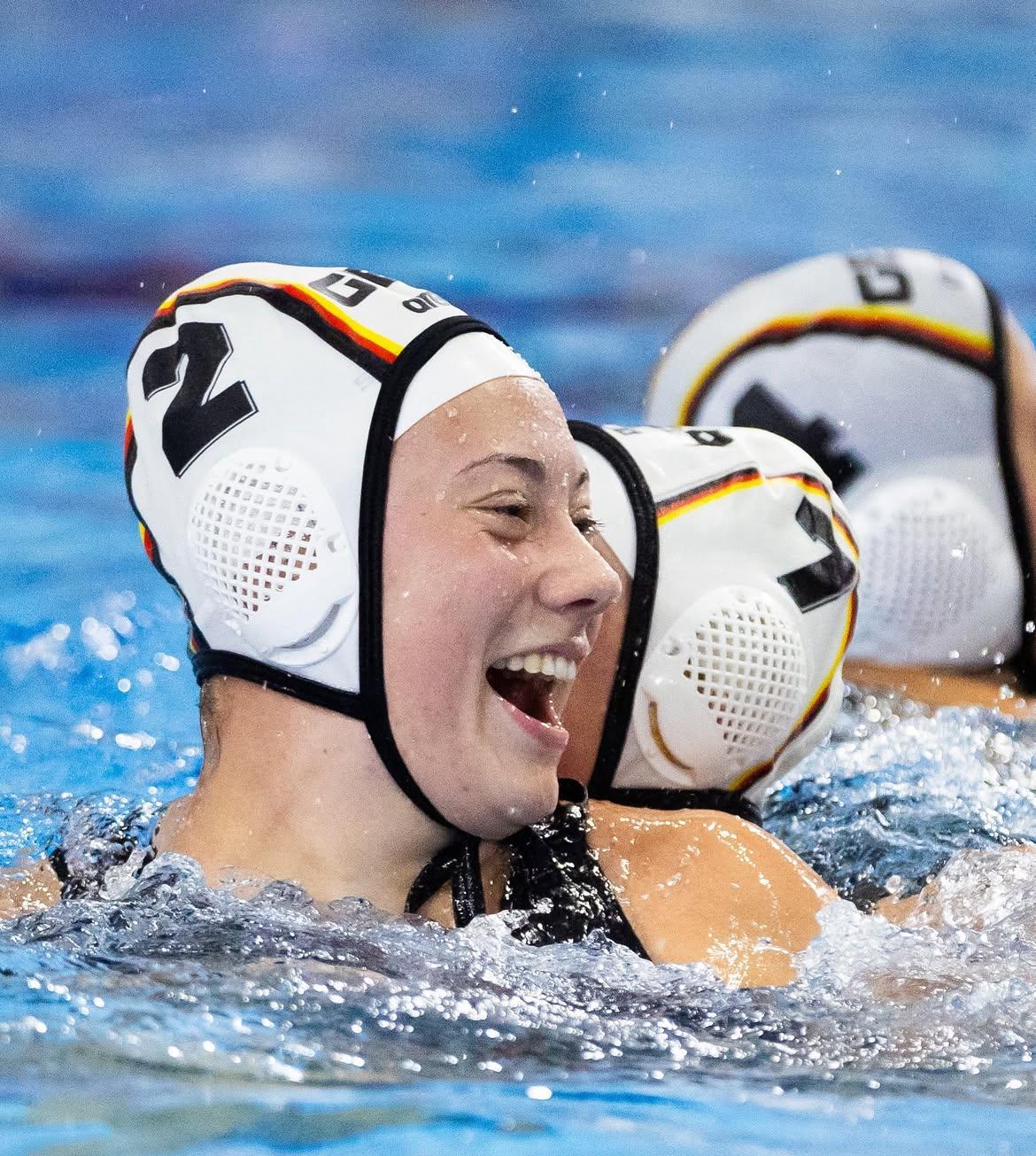 Dynamisches Wasserball-Actionfoto